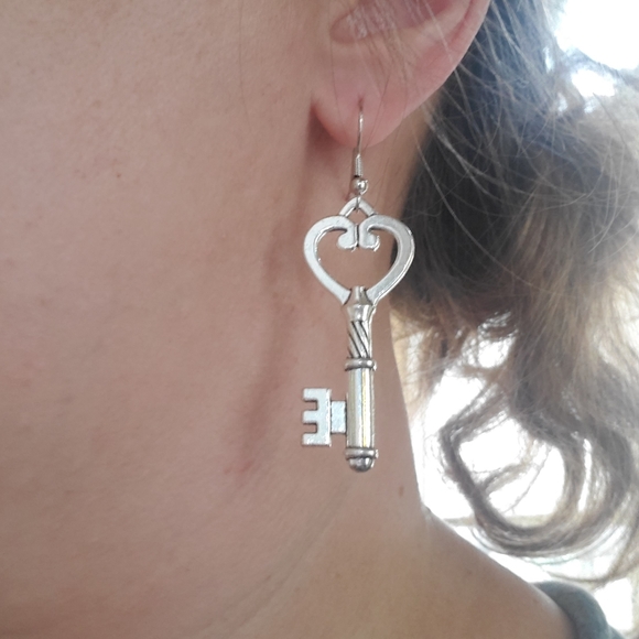 Steampunk  SilverTone key earrings - Picture 4 of 4